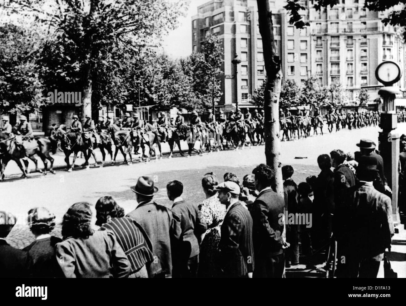 Il popolo di Parigi osserva l'invasione delle truppe tedesche a Parigi nel giugno 1940. Fotoarchiv für Zeitgeschichte Foto Stock
