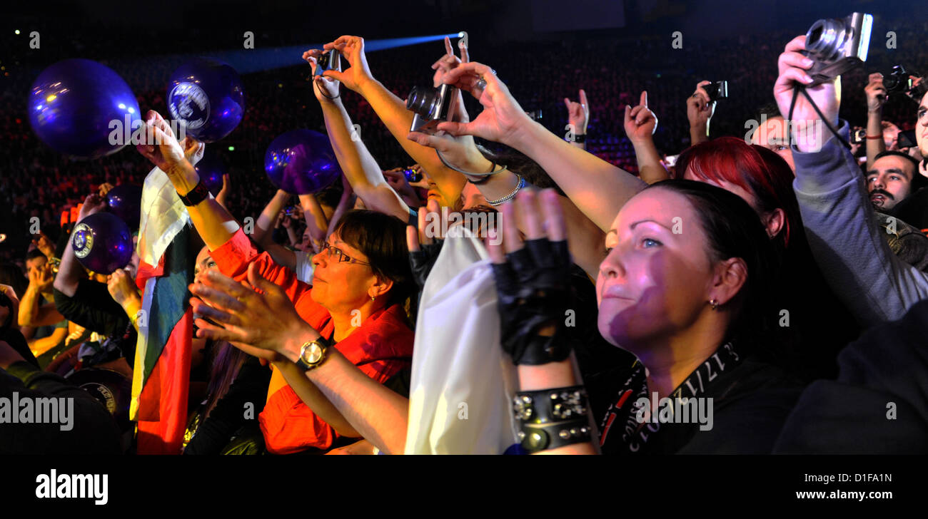 Ventole il tifo per Klaus Meine e la sua band The Scorpions durante lo scorso concerto di loro finale Sting World Tour all'Olympiahalle a Monaco di Baviera, Germania, 17 dicembre 2012. Foto: Frank Leonhardt Foto Stock