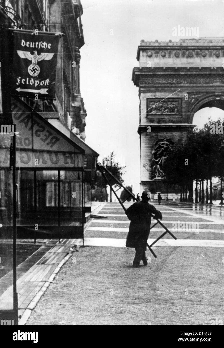 Una bandiera con una svastica e un'aquila federale tedesca segna l'ingresso dell'ufficio postale dell'esercito tedesco vicino all'Arco di Trionfo a Parigi, in Francia, nel luglio 1940. Fotoarchiv für Zeitgeschichte Foto Stock