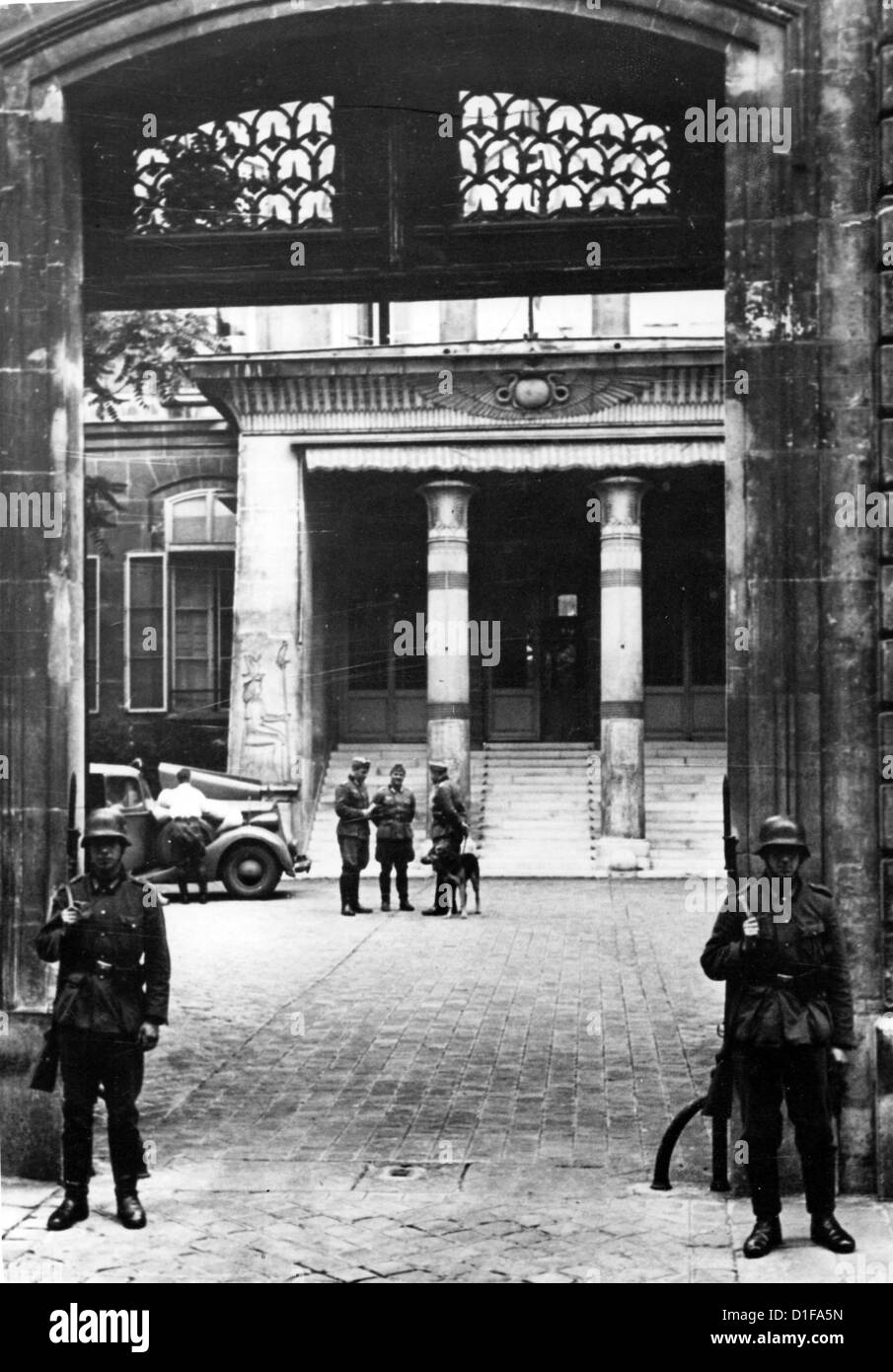 L'Ambasciata tedesca viene riaperta dopo l'invasione delle truppe tedesche a Parigi, in Francia, nel giugno 1940. Fotoarchiv für Zeitgeschichte Foto Stock