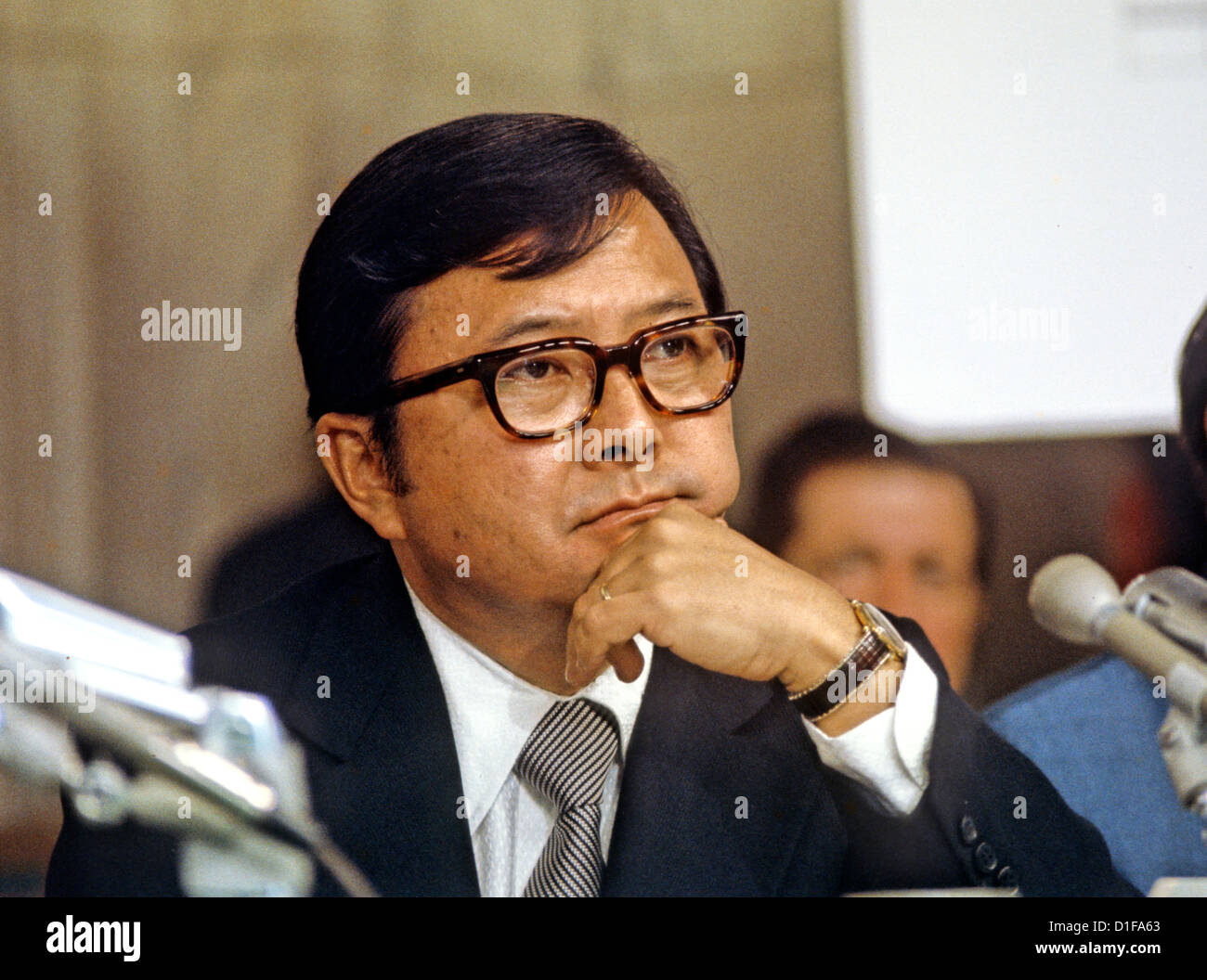 Stati Uniti il senatore Daniel K. Inouye (Democratico delle Hawaii) ascolta la testimonianza davanti al Senato Comitato Watergate durante l'estate del 1973. Il senatore Inouye è scomparso a causa di complicazioni respiratorie a Walter Reed Militare Nazionale Medical Center di Bethesda il lunedì 17 dicembre, 2012. Egli è stato 88..Credit: Arnie Sachs / CNP Foto Stock