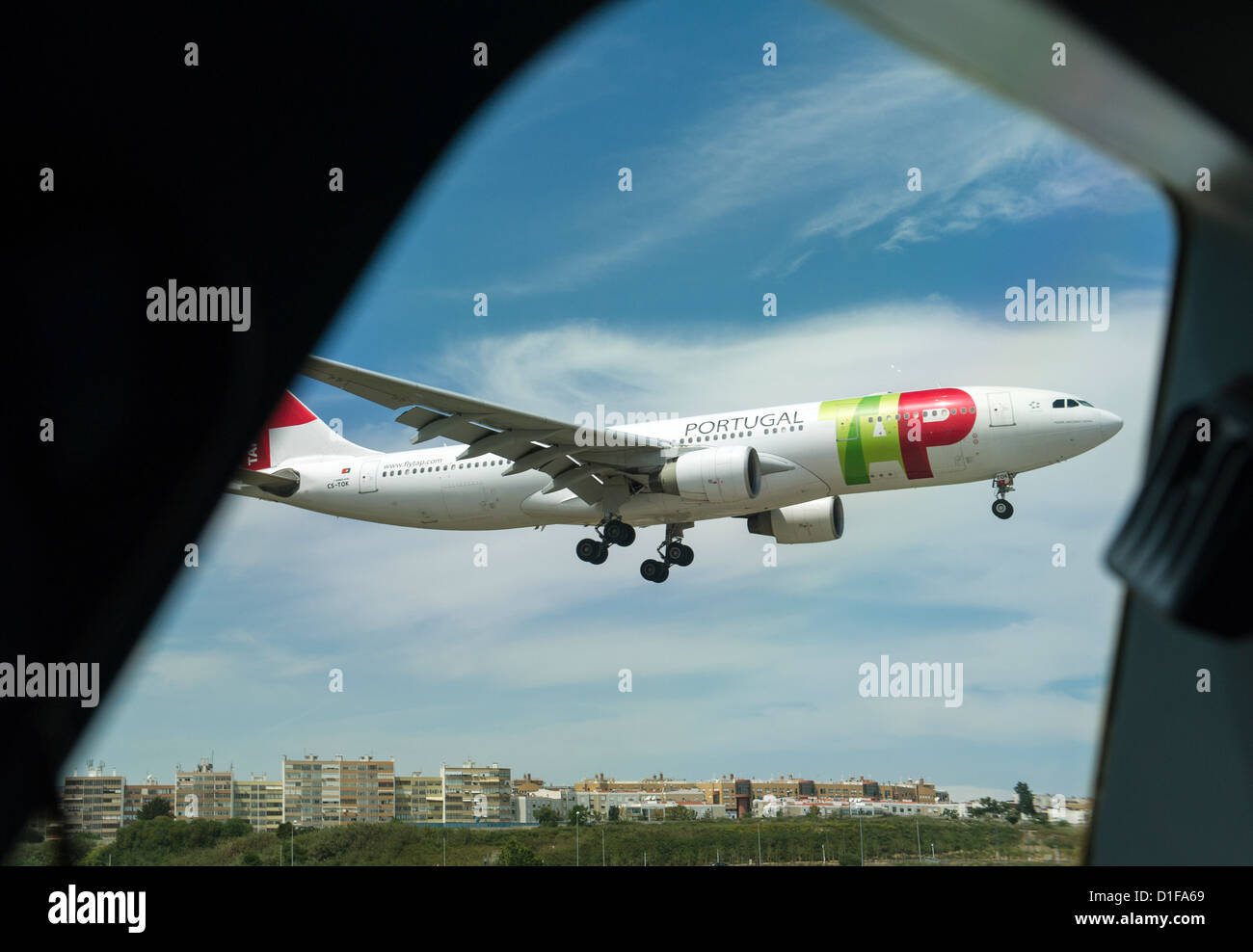 (FILE) un archivio foto datata 30 maggio 2012 mostra un rubinetto (Transportes Aéreos Portugueses) aereo decolla dall'aeroporto di Lisbona, in Portogallo. Foto: Soeren Stache Foto Stock