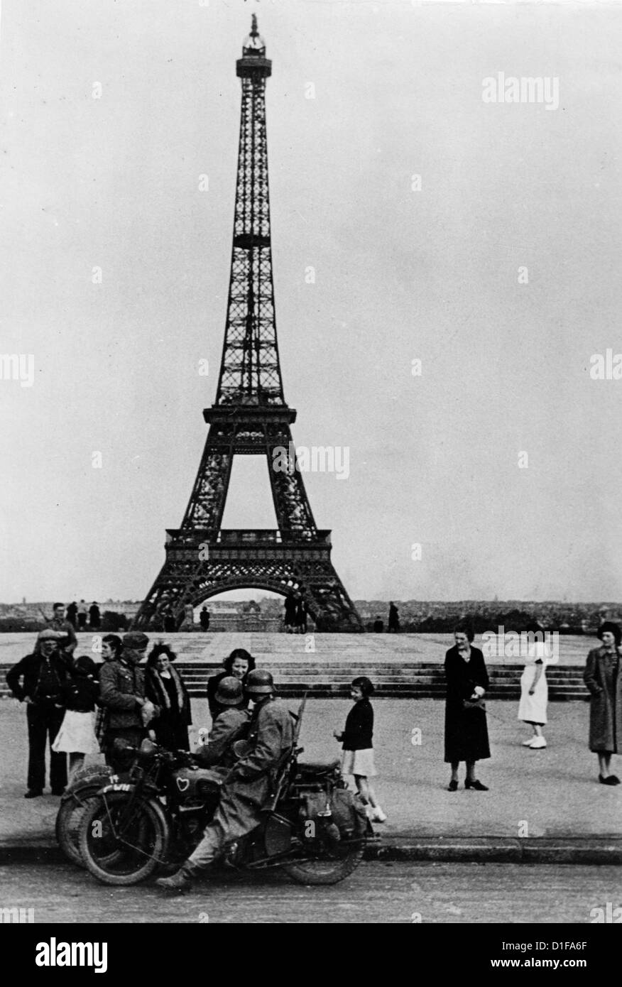 Durante l'invasione tedesca di Parigi nel giugno 1940, i riflemen motociclistici tedeschi parlano con le donne francesi. Fotoarchiv für Zeitgeschichte Foto Stock