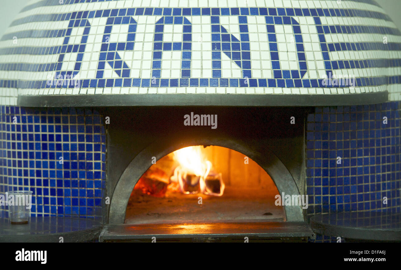 Vista del forno a Pizzeria Brandi, che ha inventato la pizza Margherita nel 1889, a Napoli, Italia, 01 dicembre 2012. Foto: Peter Endig Foto Stock