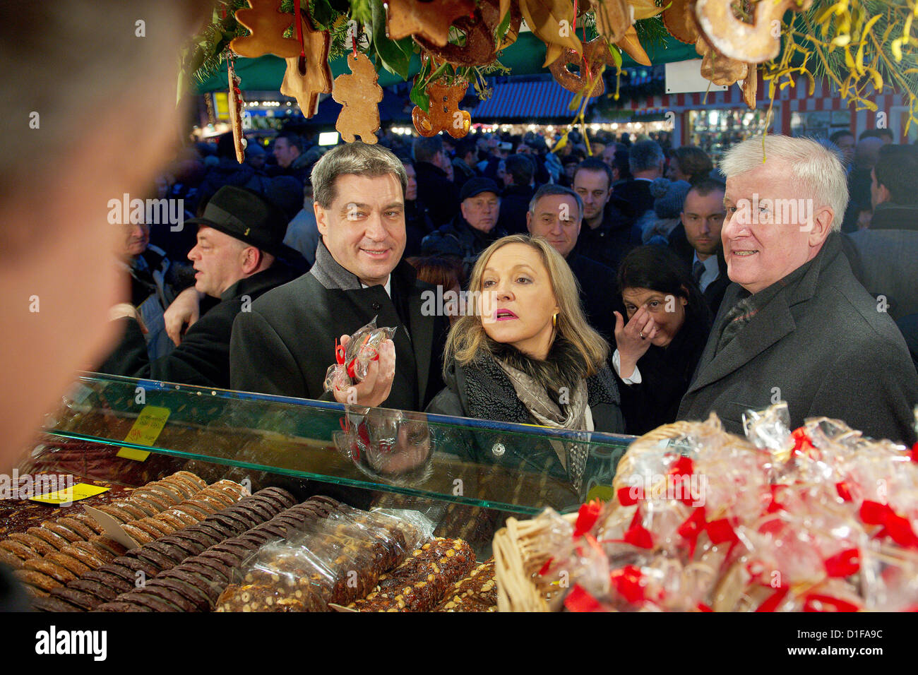 Bavarese di Ministro delle finanze Markus Soeder (L-R), il Ministro di Giustizia Beate Merk e il Premier della Baviera Horst Seehofer stand ad un panpepato cookie stand presso il Christkindlemarkt dopo la riunione del gabinetto di Norimberga, Germania, 18 dicembre 2012. Foto: DAVID EBENER Foto Stock