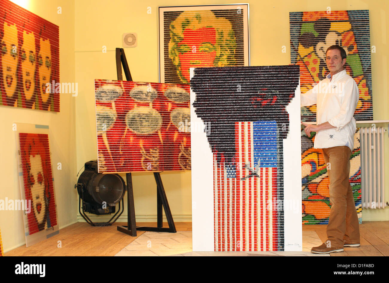 Artista Johannes Cordes sorge accanto a una foto del World Trade Center di attacco fatto da gummy porta nel suo studio a Meppen, Germania, 10 dicembre 2012. Cordes fa arte utilizzando gummy bears. Foto: FRISO GENTSCH Foto Stock