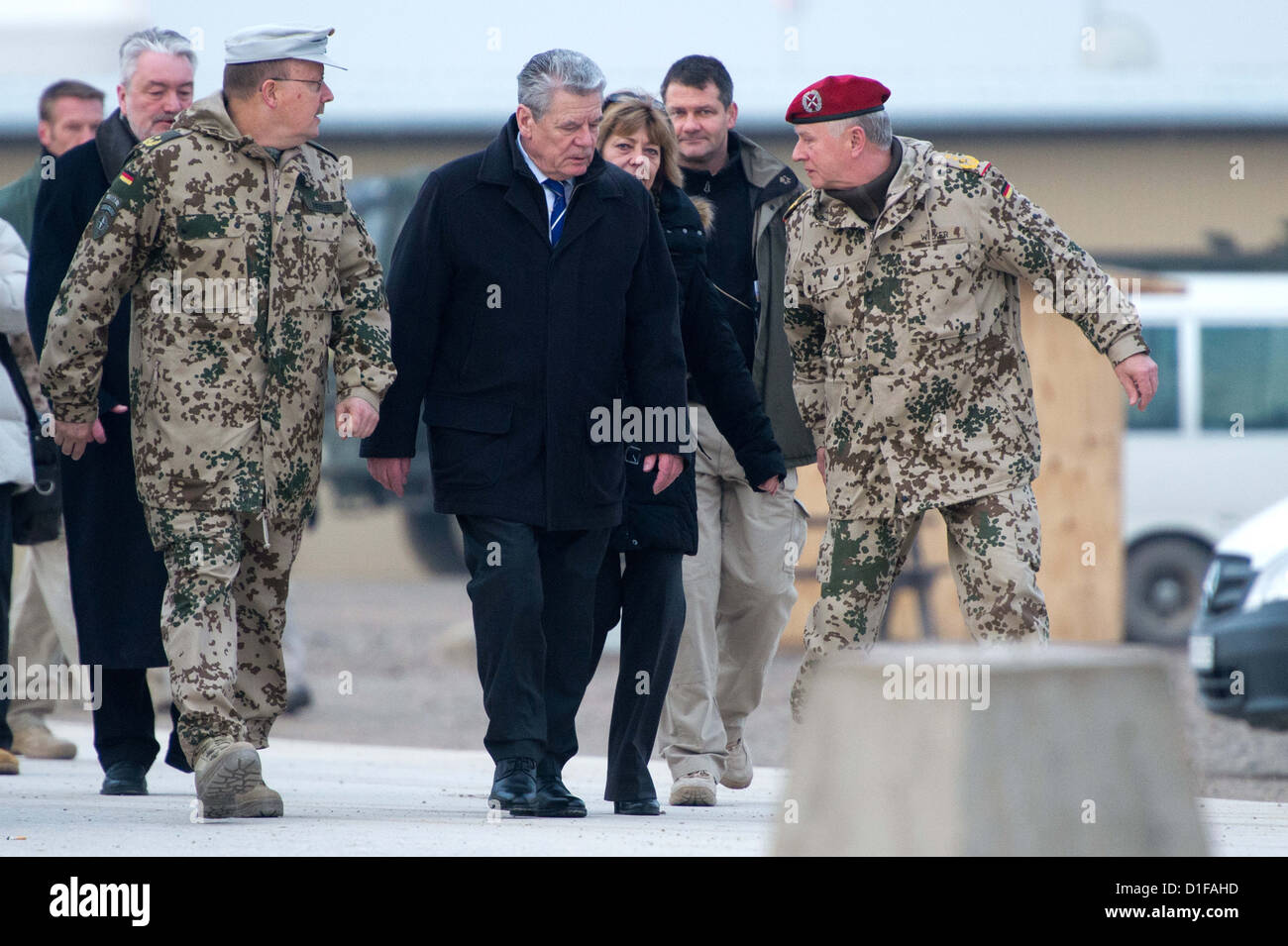 Presidente federale tedesco Joachim Gauck e la sua compagna Daniela Schadt visita Marmal Camp a Mazar-i-Sharif, Afghanistan, 19 dicembre 2012. Foto: MAURIZIO GAMBARINI Foto Stock