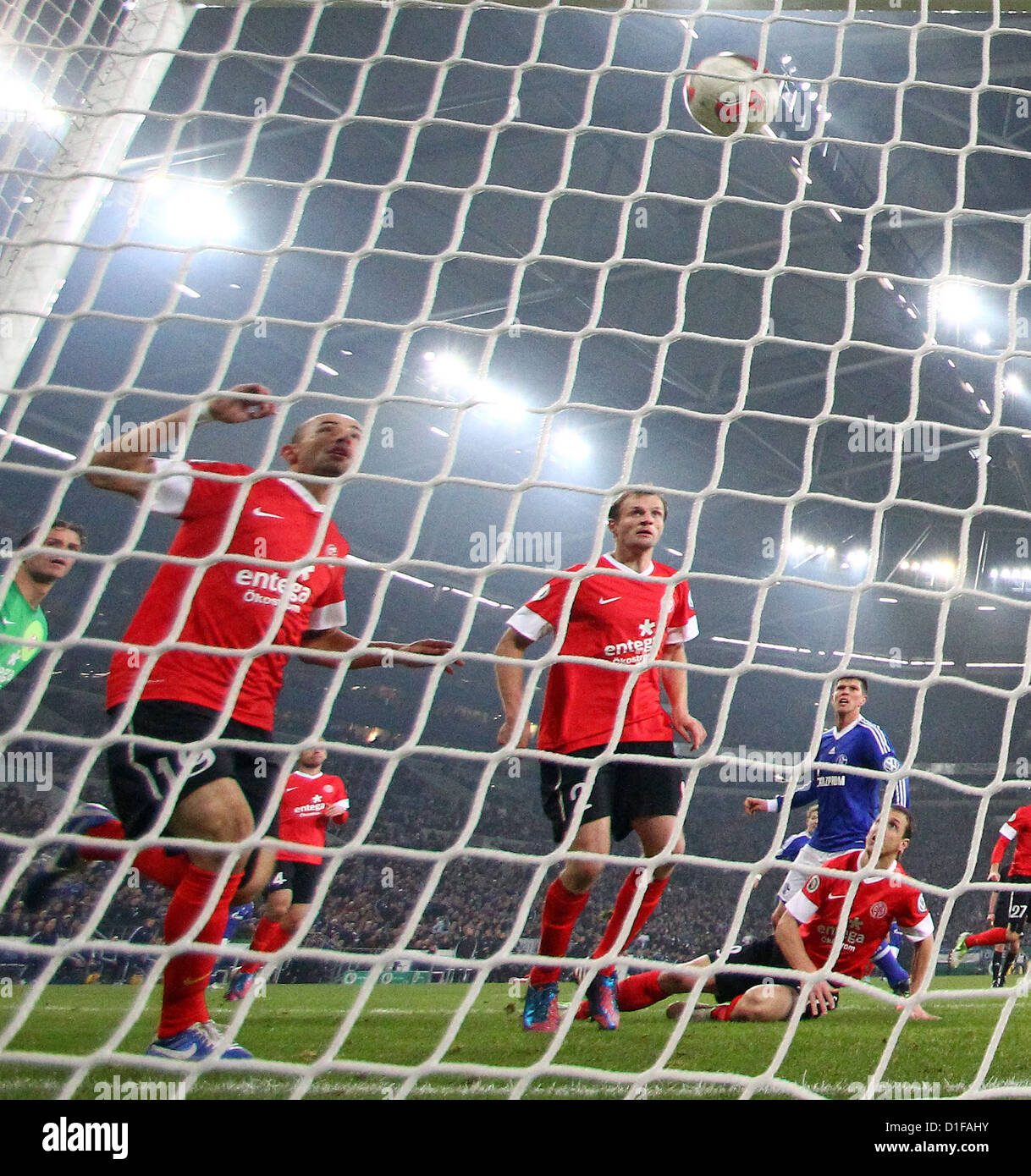 Schalke's Klaas-Jan Huntelaar (R) punteggi 1-1 durante la DFB cup round di sedici match tra FC Schalke 04 e 1. FSV Mainz 05 a Veltins-Arena a Gelsenkirchen, Germania, 18 dicembre 2012. Foto: Kevin Kurek Foto Stock