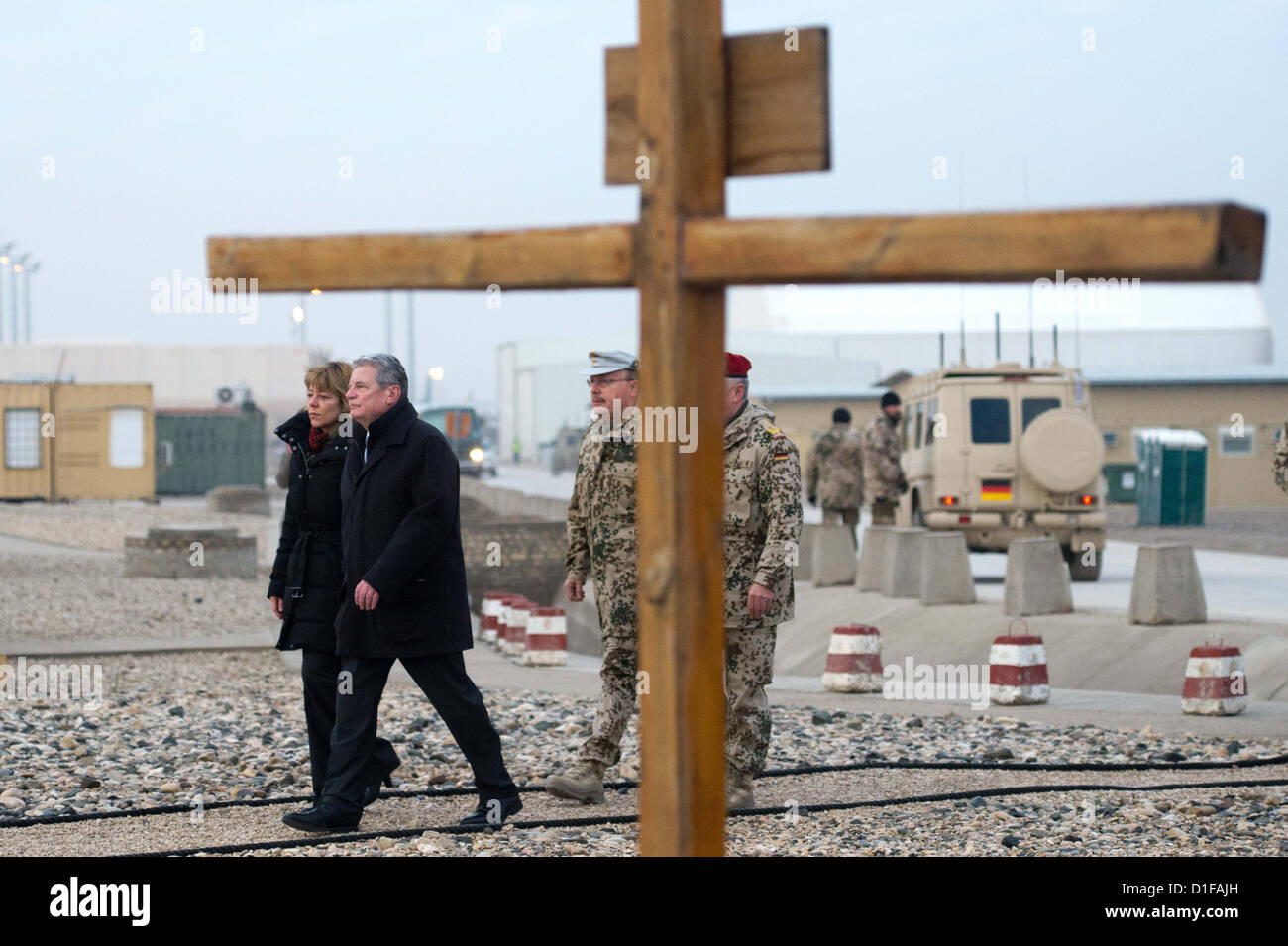 Presidente federale tedesco Joachim Gauck e la sua compagna Daniela Schadt visita Marmal Camp a Mazar-i-Sharif, Afghanistan, 19 dicembre 2012. Foto: MAURIZIO GAMBARINI Foto Stock