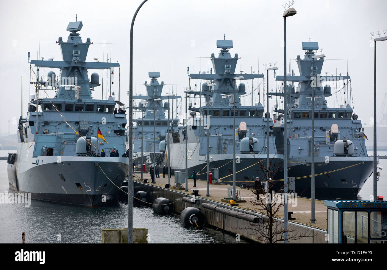 La corvette 'Magdeburg' (L) ritorna dalla sua missione in Libano per Rostock-Hohe Duene, Germania, 19 dicembre 2012. Il 58 marines erano stazionati alla costa libanese per tre mesi. Foto: Jens BUETTNER Foto Stock