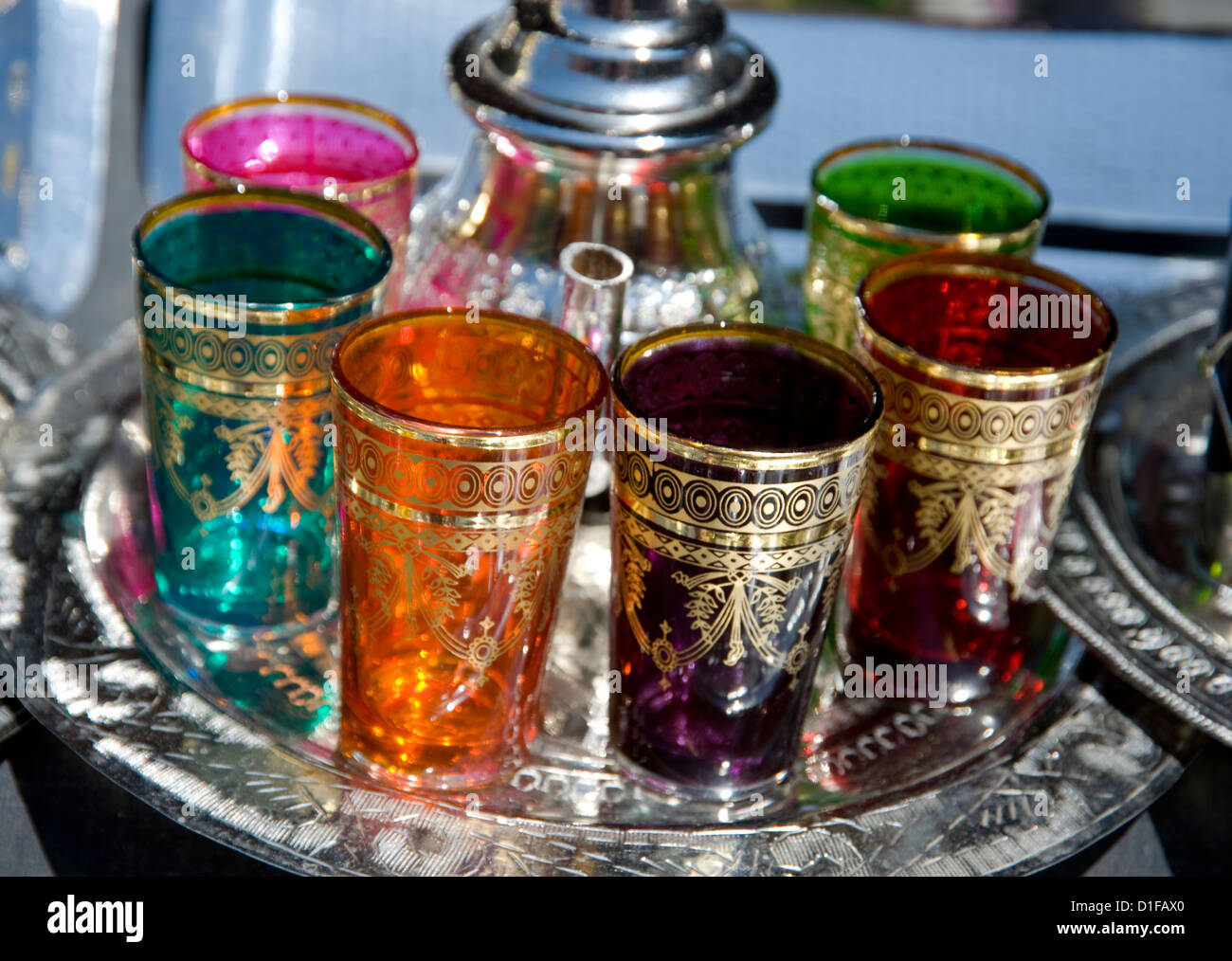 Un set di colorati bicchieri di tè per la vendita nel souk di Marrakech,  Marocco, Africa Settentrionale, Africa Foto stock - Alamy