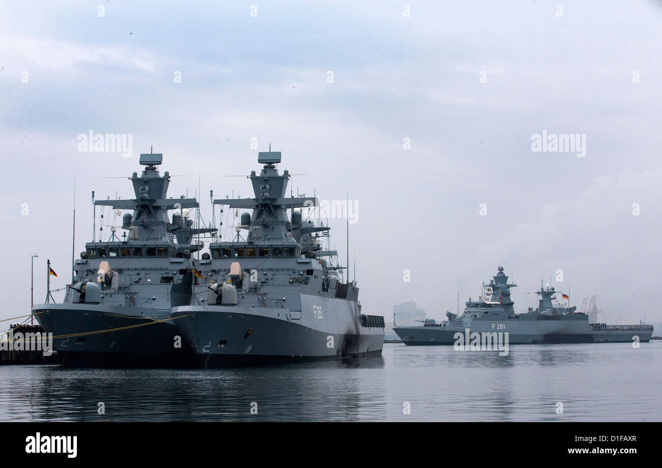 La corvette 'Magdeburg' (retro) ritorna dalla sua missione in Libano per Rostock-Hohe Duene, Germania, 19 dicembre 2012. Il 58 marines erano stazionati alla costa libanese per tre mesi. Foto: Jens BUETTNER Foto Stock