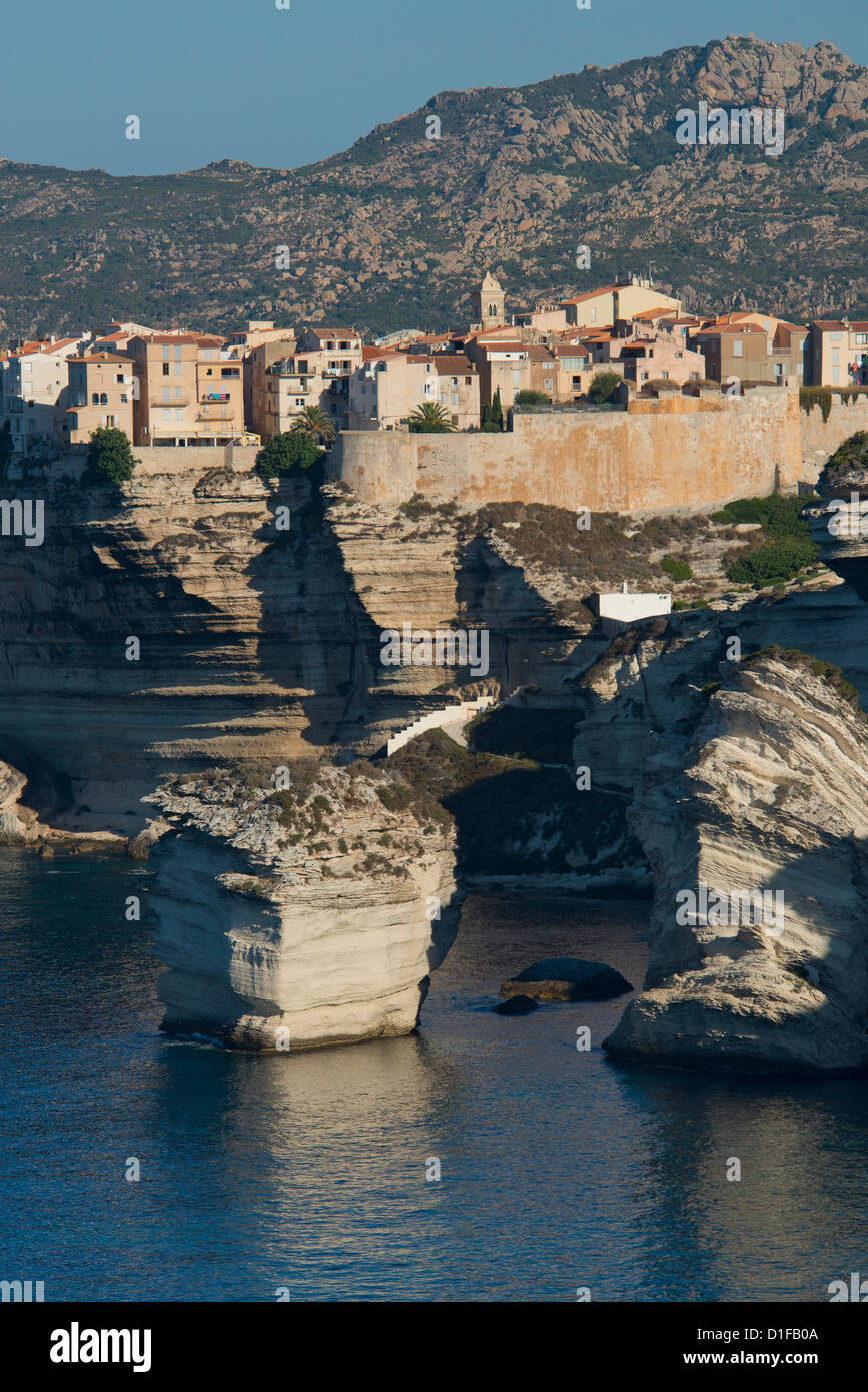 La Haute Ville arroccato su scogliere calcaree a Bonifacio, Corsica, Francia, Mediterraneo, Europa Foto Stock