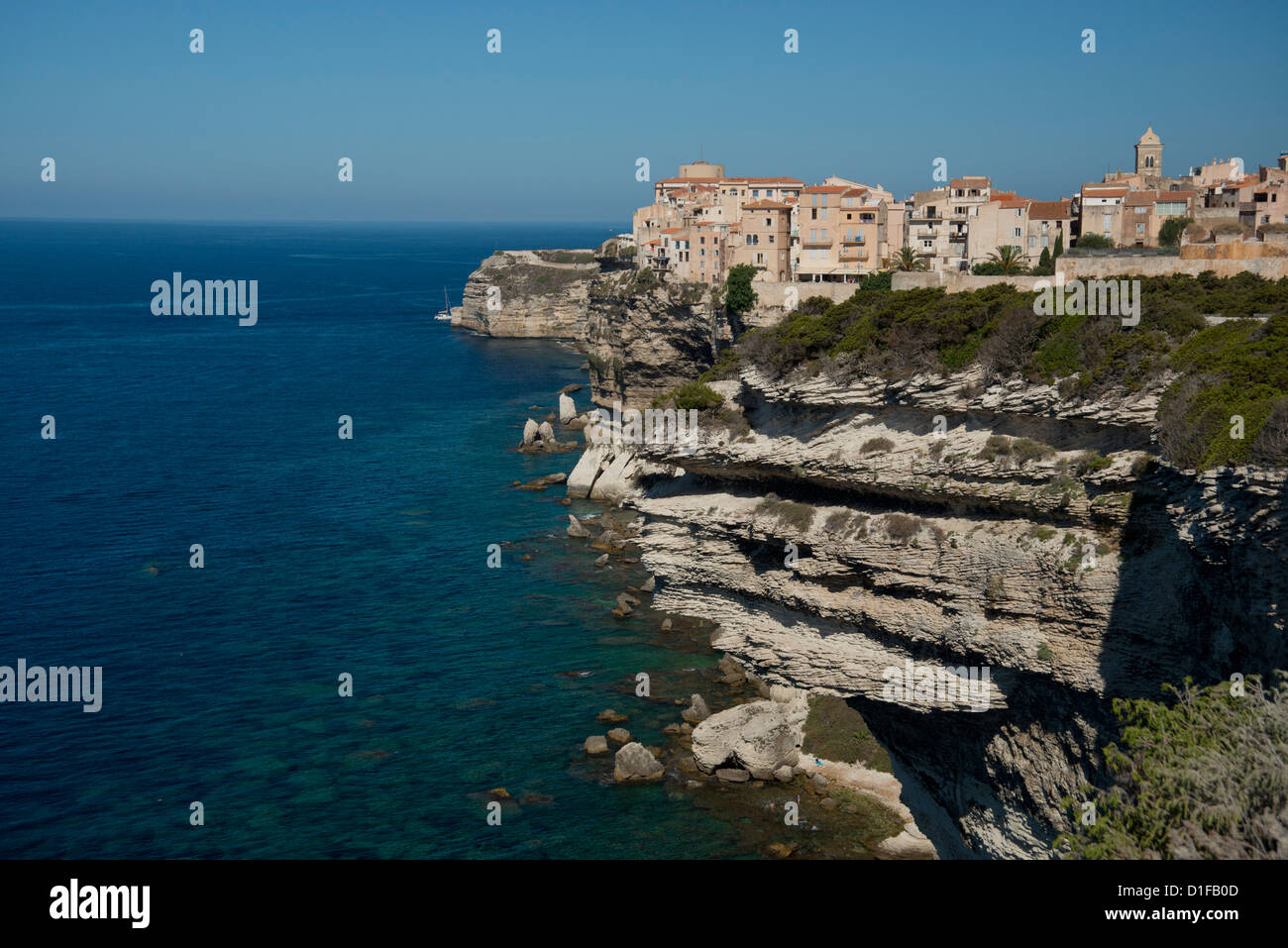 La Haute Ville arroccato su scogliere calcaree a Bonifacio, Corsica, Francia, Mediterraneo, Europa Foto Stock