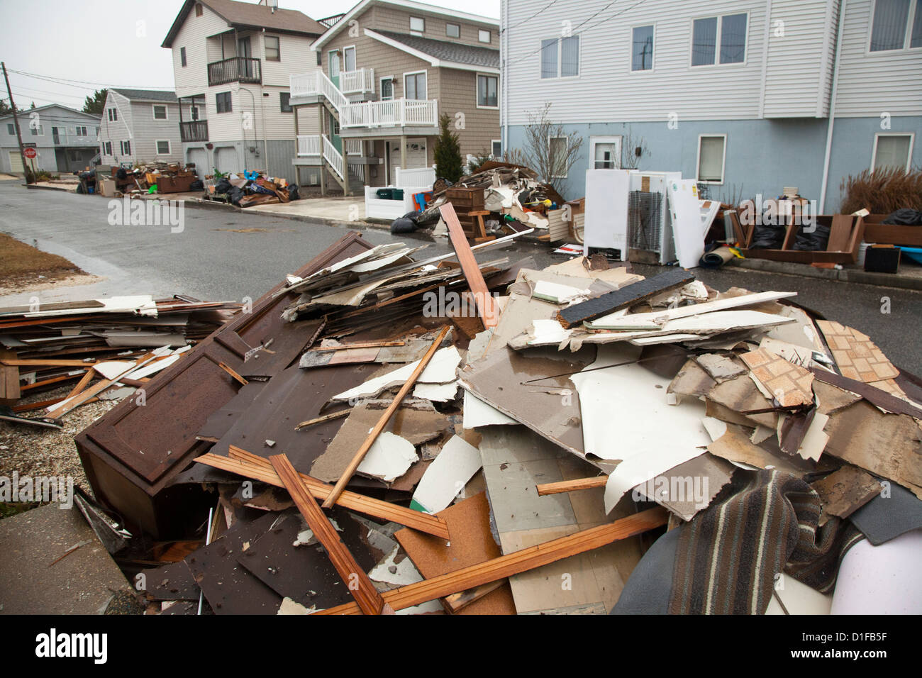 Detriti dall uragano linee di sabbia le strade su Long Beach Island, una barriera che isola il New Jersey costa. Foto Stock