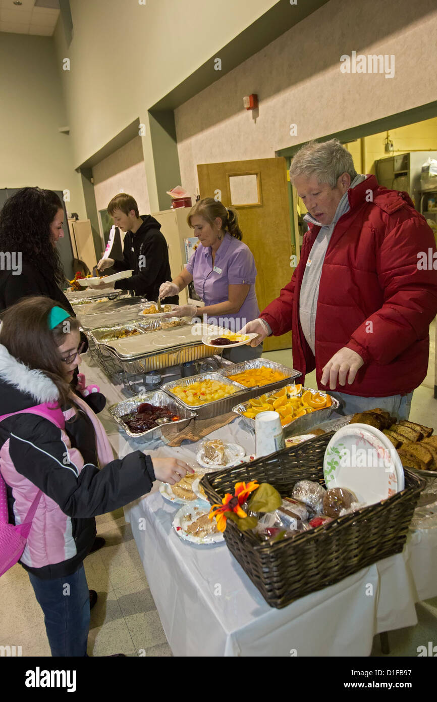 I volontari servono pasti alle vittime dell uragano Sandy nelle zone costiere del New Jersey Foto Stock