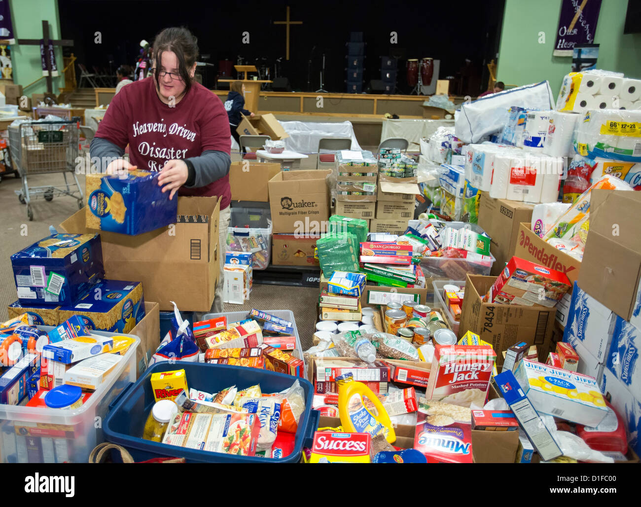 Alimenti e prodotti donati per le vittime dell uragano Sandy attende la distribuzione in Chiesa Santuario Foto Stock