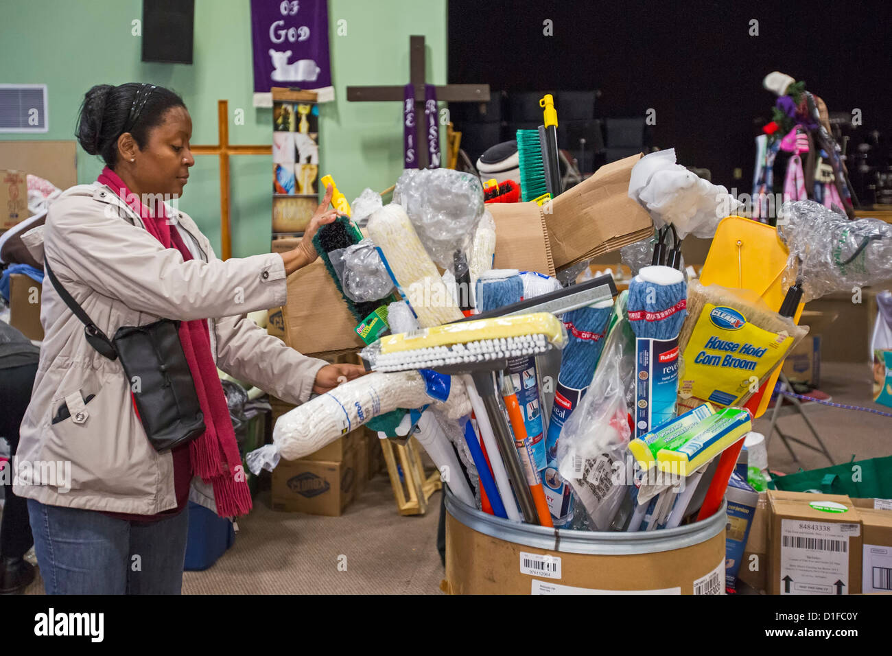 Alimenti e prodotti donati per le vittime dell uragano Sandy attende la distribuzione in Chiesa Santuario Foto Stock