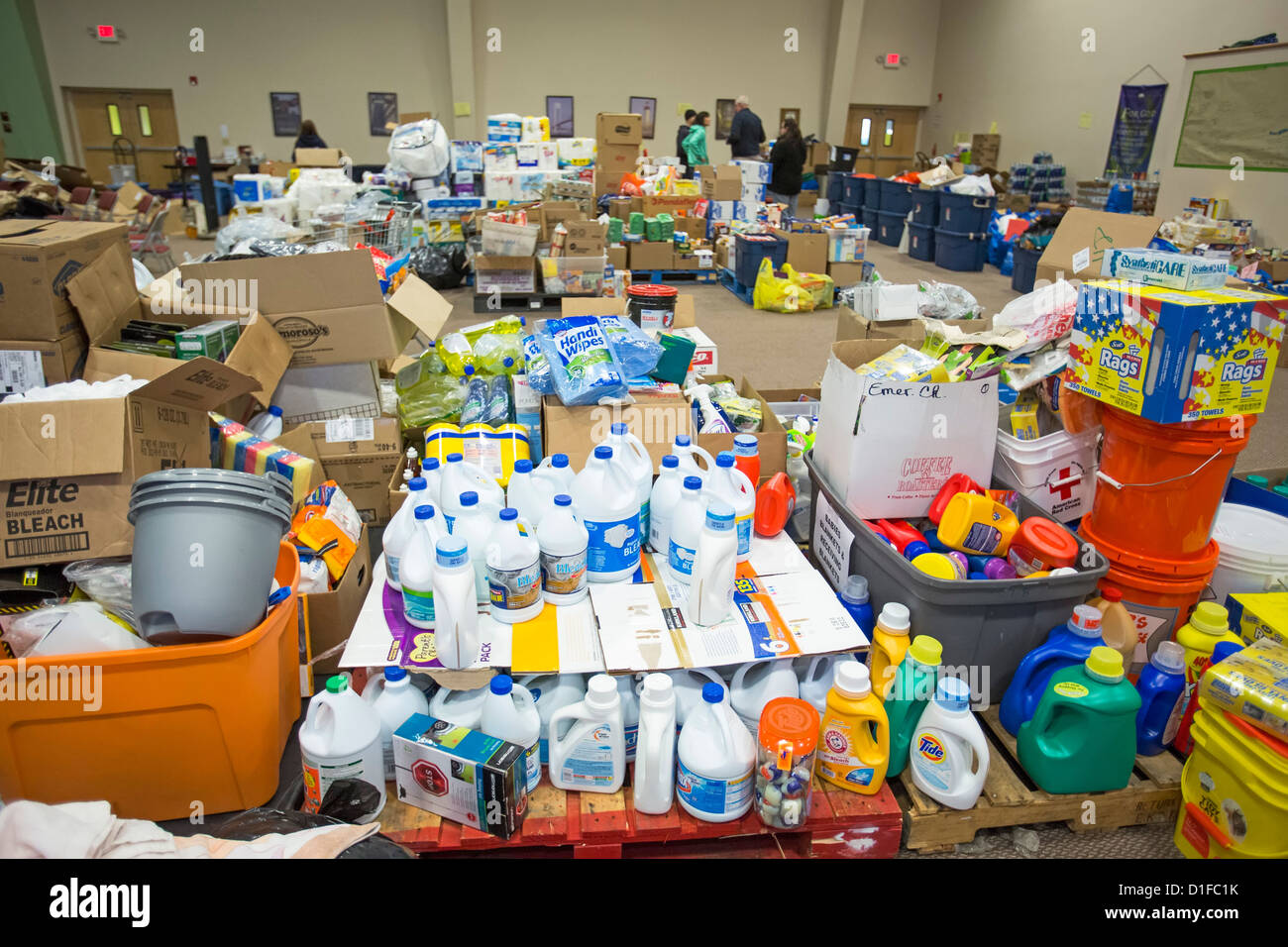Alimenti e prodotti donati per le vittime dell uragano Sandy attende la distribuzione in Chiesa Santuario Foto Stock