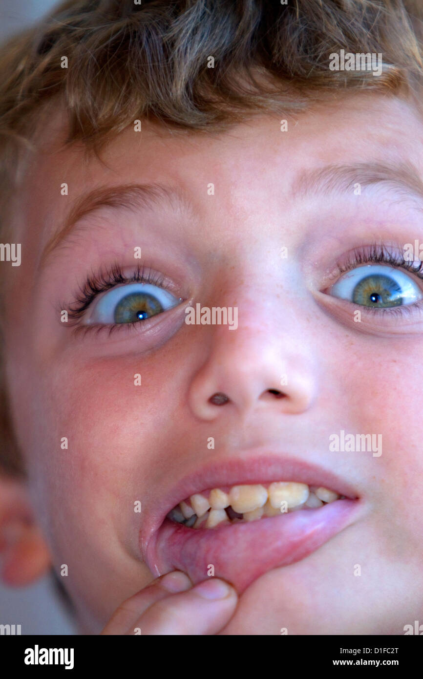 Sette anni di vecchio ragazzo con dente mancante. Foto Stock
