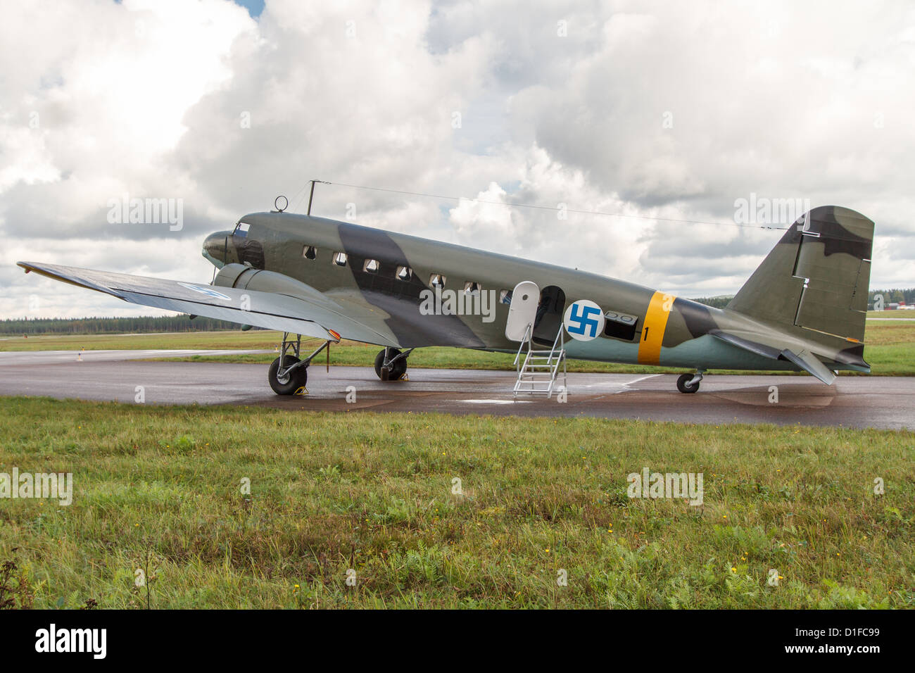 WW2-veterano DC-2 velivolo da trasporto "Hanssin-Jukka' del finlandese della Air Force è stato ripristinato per il display del museo. Foto Stock