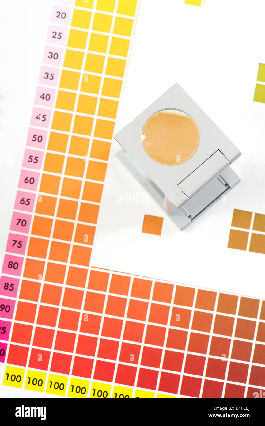 Biancheria tester sul diagramma dei colori Foto Stock