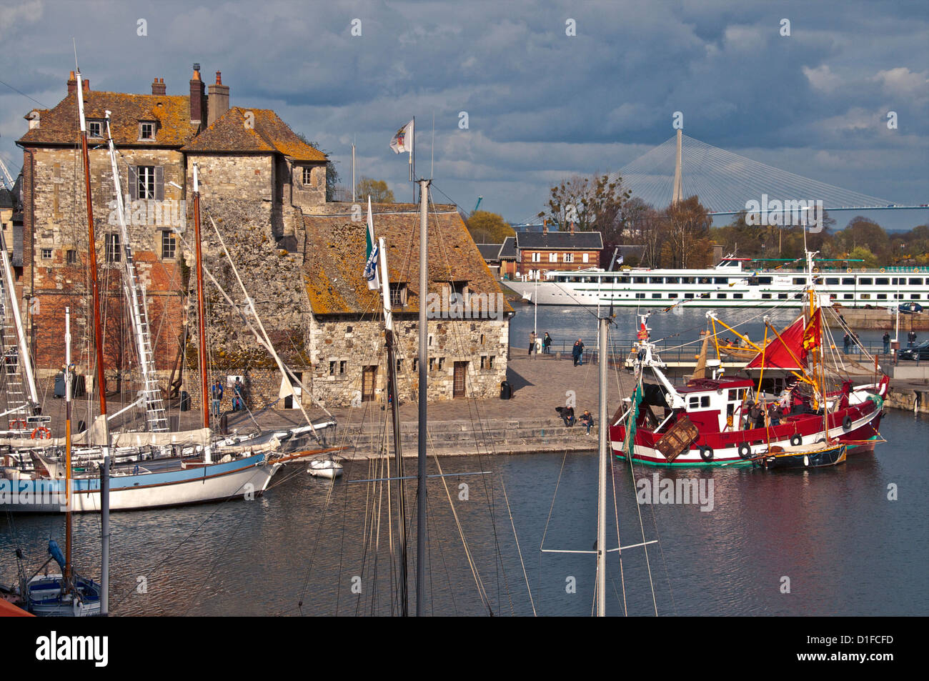 Til Vieux Bassin con la Lieutenance risalenti al XVII secolo e barche, Honfleur, Calvados, Normandia, Francia, Europa Foto Stock