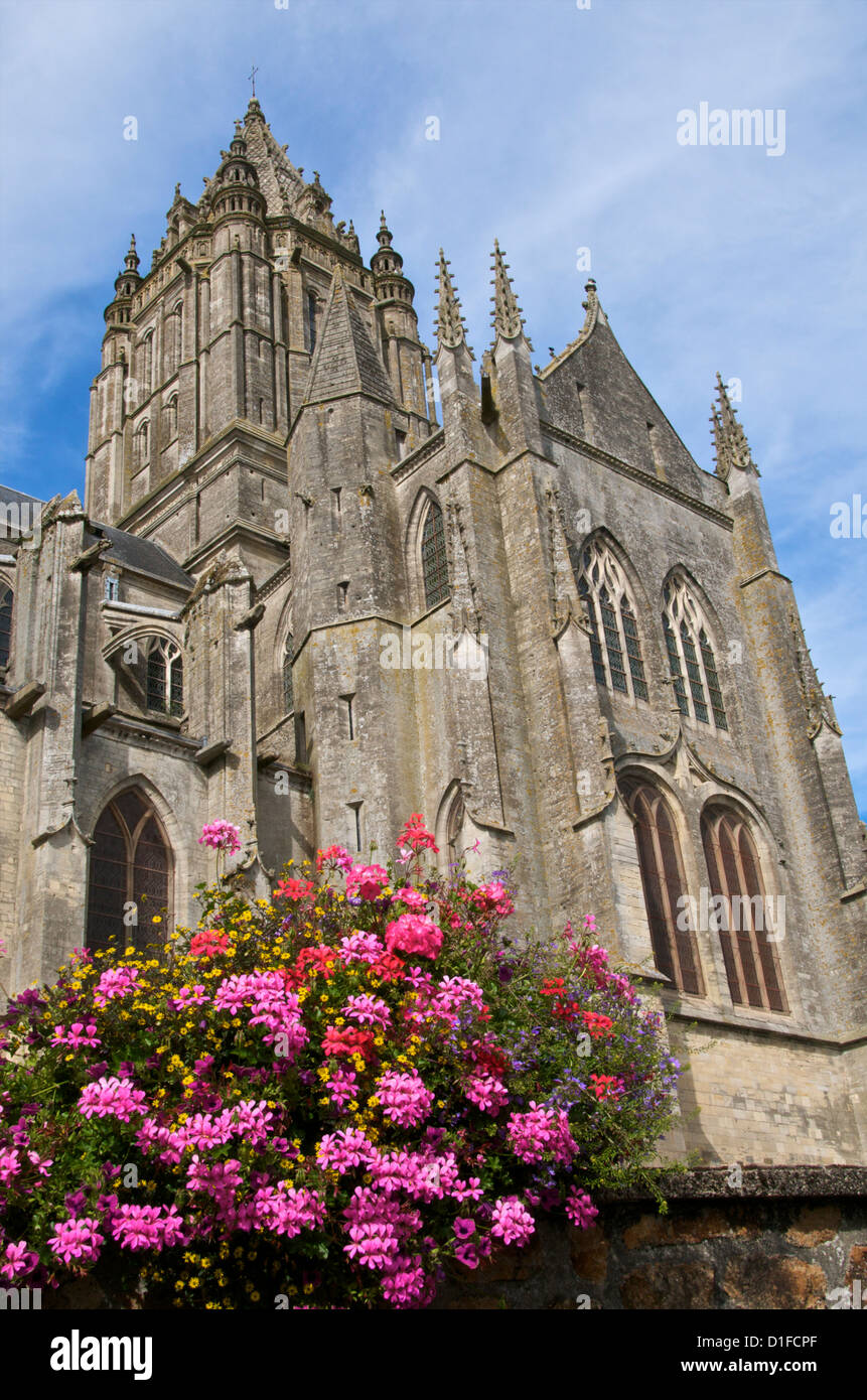 San Pietro chiesa risalente al XV secolo. con fiori, Coutances, del Cotentin, in Normandia, Francia, Europa Foto Stock