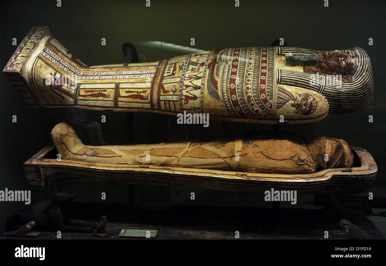 Arte Egizia Sarcofago con la mummia. Legno. Fine periodo Period-Ptolemaic, 664-30 BC. Museo nazionale di Danimarca. Foto Stock