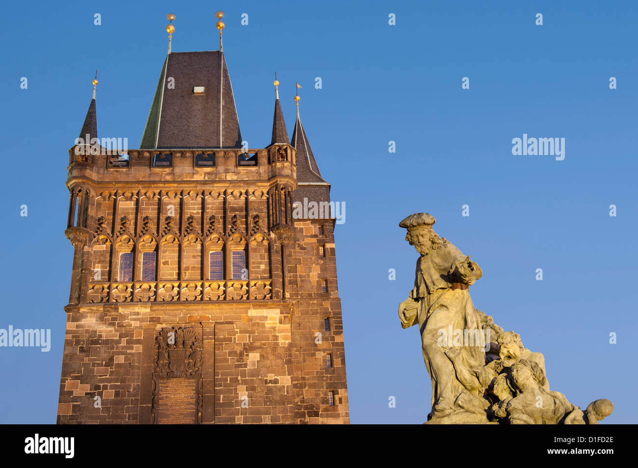 Torre del Ponte della città e la statua di Sant'Ivo (Vescovo di Chartres) al crepuscolo, Charles Bridge, la Città Vecchia di Praga, Repubblica Ceca Foto Stock