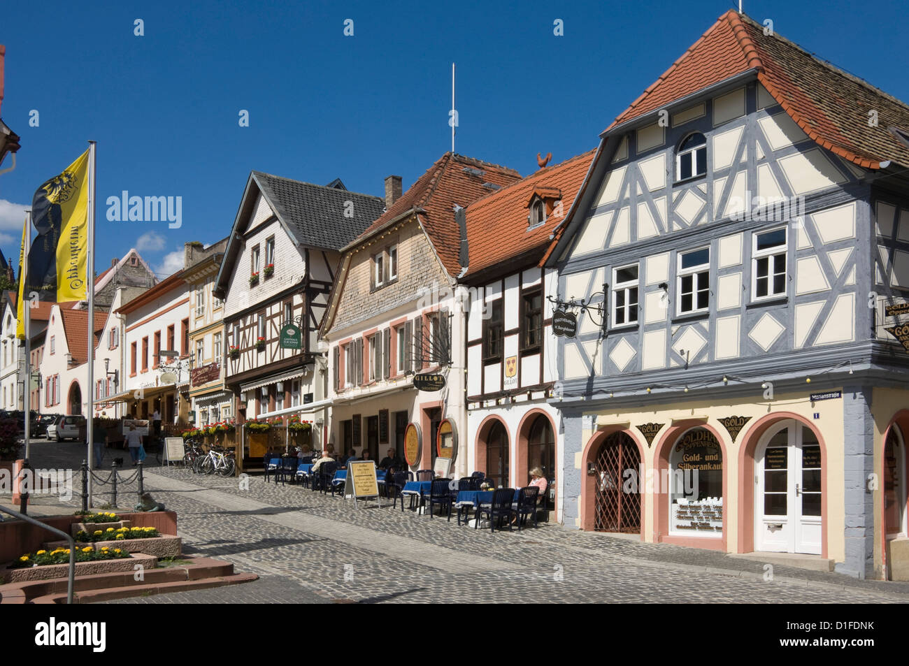 La strada principale, Merianstrasse, nel Reno area vinicola di Oppenheim, Renania Palatinato, Germania, Europa Foto Stock