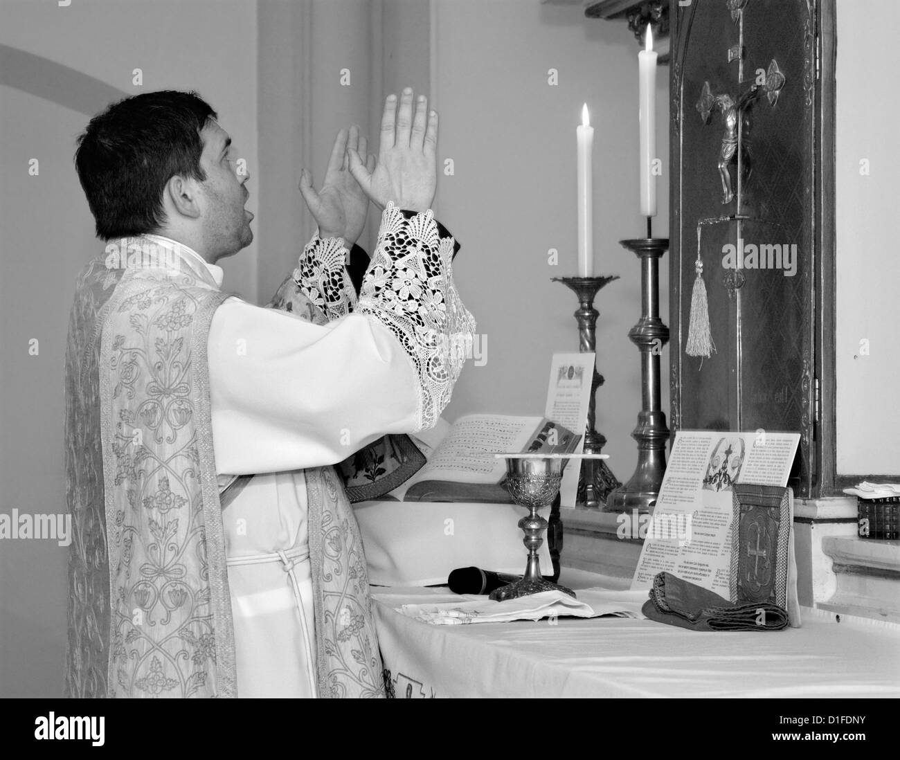 Sacerdote cattolico a massa tridentino Foto Stock