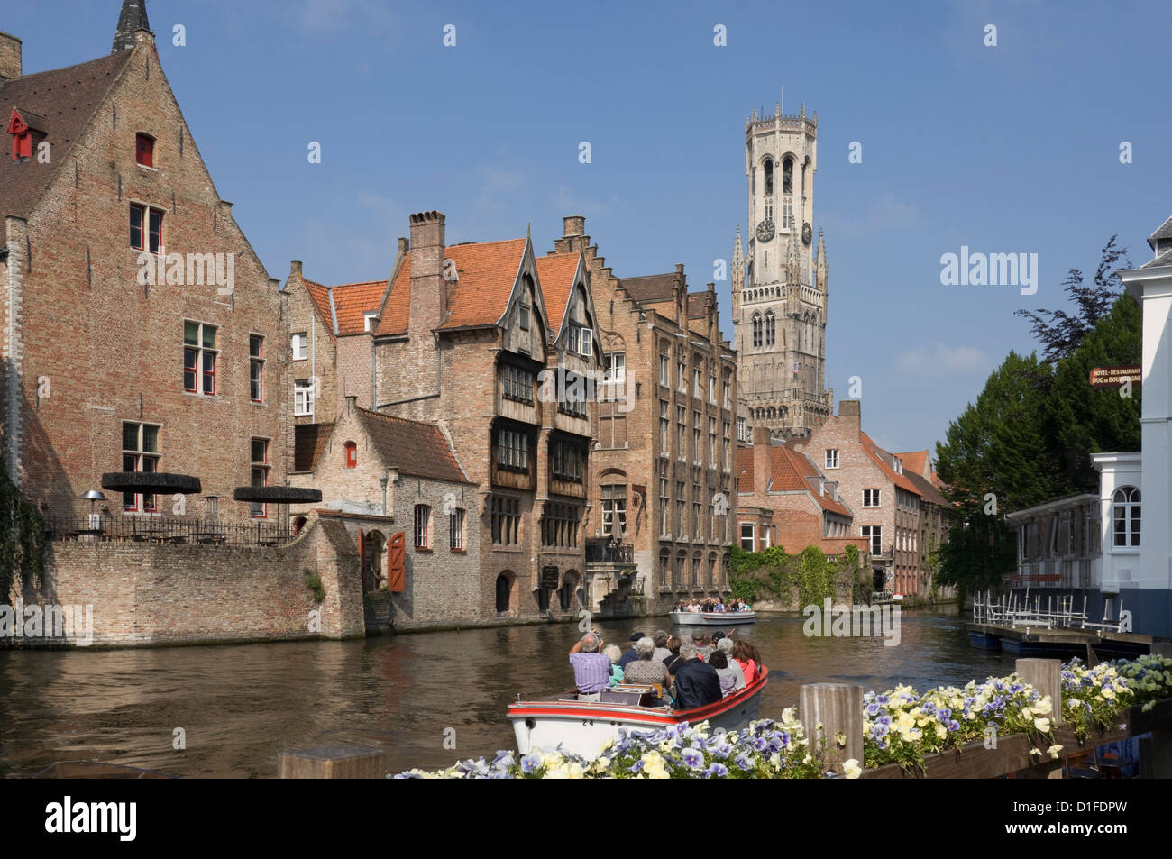 Vista sul canale con un giro di lancio, fiammingo gables e la torre campanaria, Brugge, Sito Patrimonio Mondiale dell'UNESCO, Belgio, Europa Foto Stock