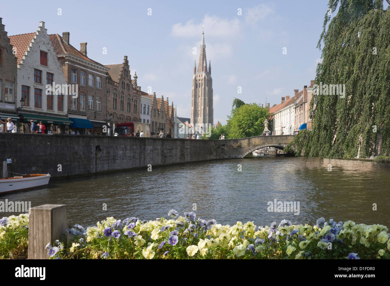 Vista sul canale con il campanile della chiesa di Nostra Signora, Brugge, Belgio, Europa Foto Stock