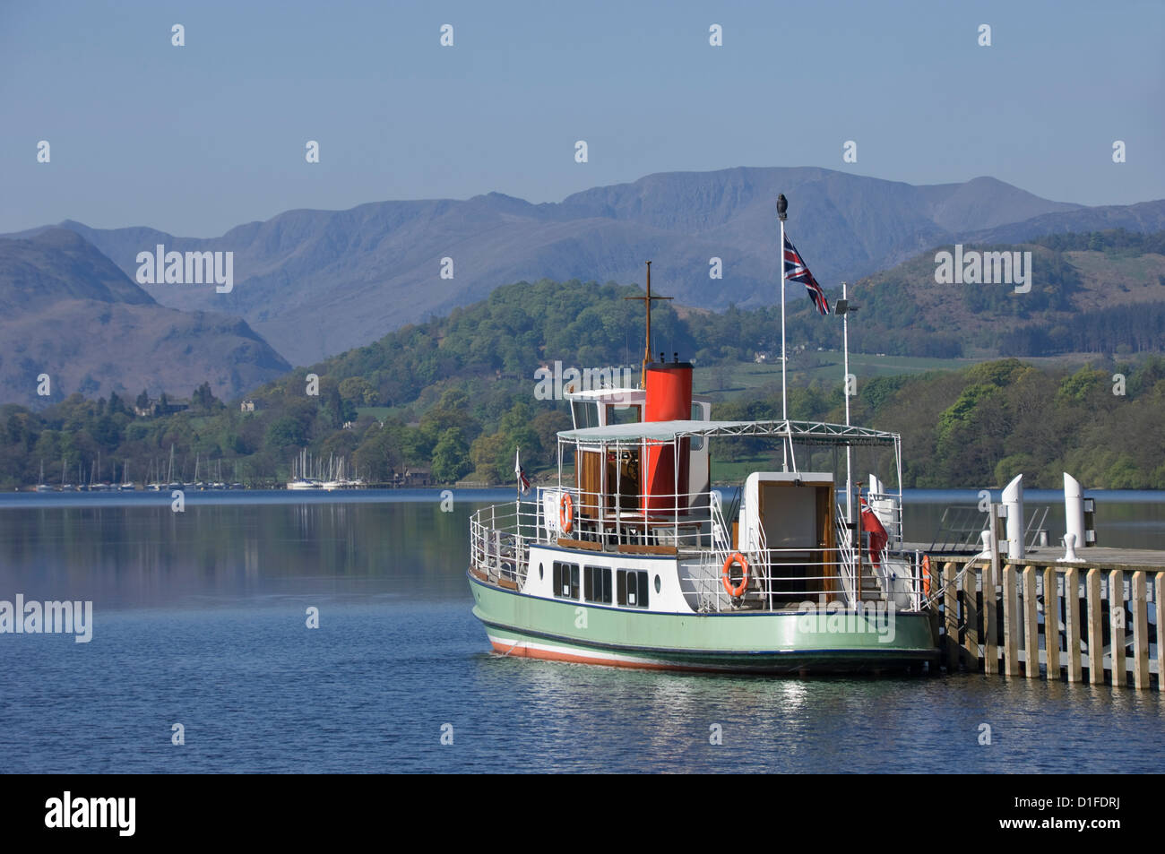 Un lago turistico vaporizzatore attende i passeggeri al ponte Pooley pier, Lake Ullswater, Parco Nazionale del Distretto dei Laghi, Cumbria, Inghilterra Foto Stock