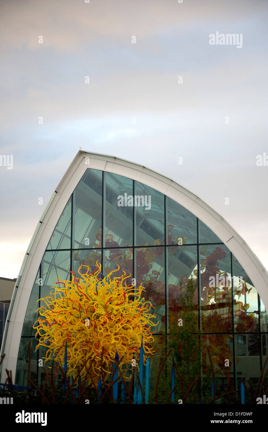 Esterno del nuovo Chihuly museo del vetro situato sotto lo Space Needle e il Seattle, nello Stato di Washington, Stati Uniti d'America Foto Stock