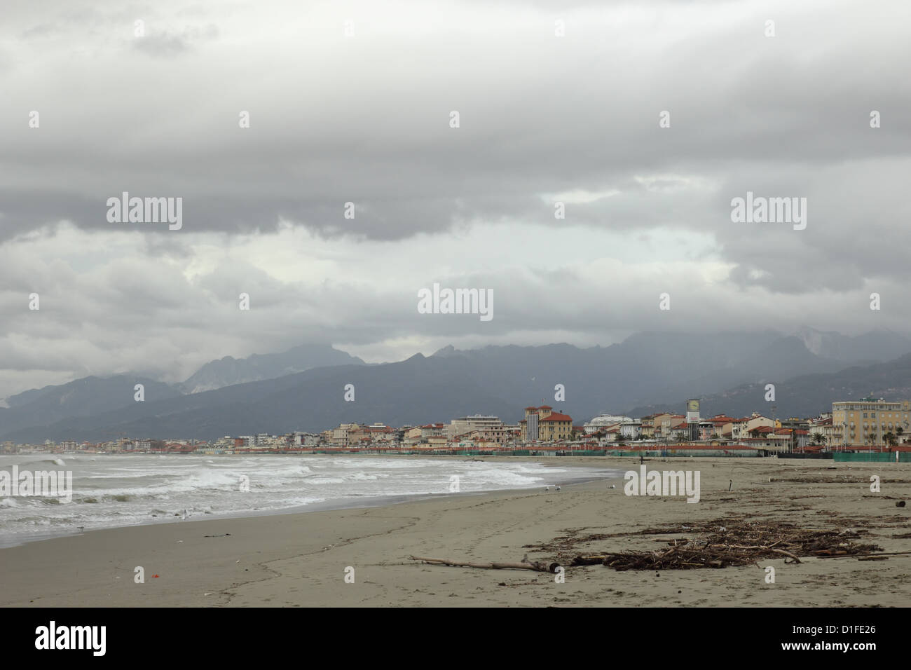 Spiaggia di Viareggio dopo la tempesta di mare in inverno, Toscana Italia Foto Stock