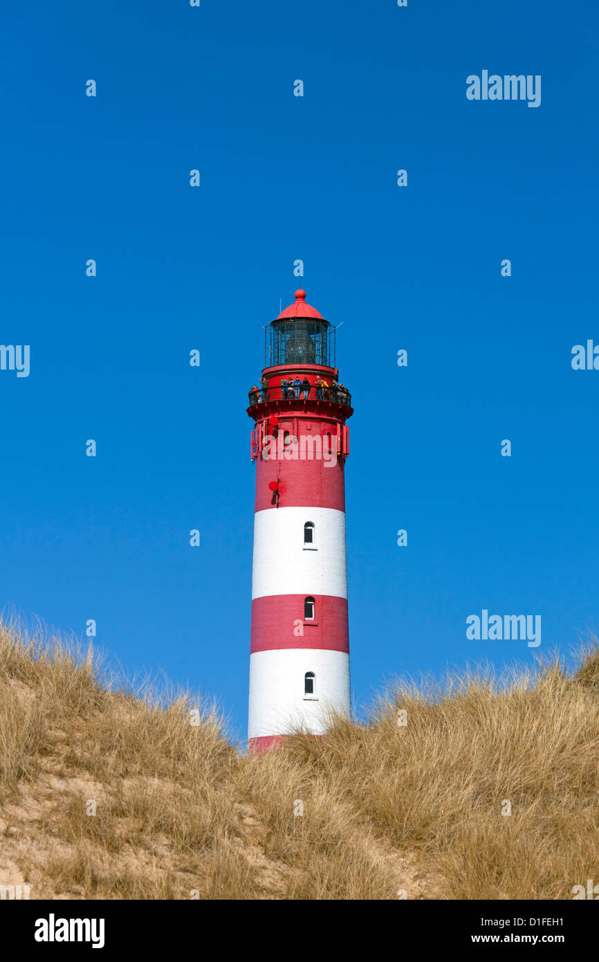 I turisti che visitano Amrum faro nelle dune lungo il mare di Wadden, Frisia settentrionale, Schleswig-Holstein, Germania Foto Stock