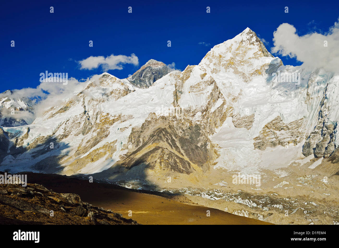 Il monte Everest e sul Nuptse visto da Kala Patthar, Parco Nazionale di Sagarmatha, Solukhumbu quartiere, Sagarmatha, Purwanchal, Nepal Foto Stock