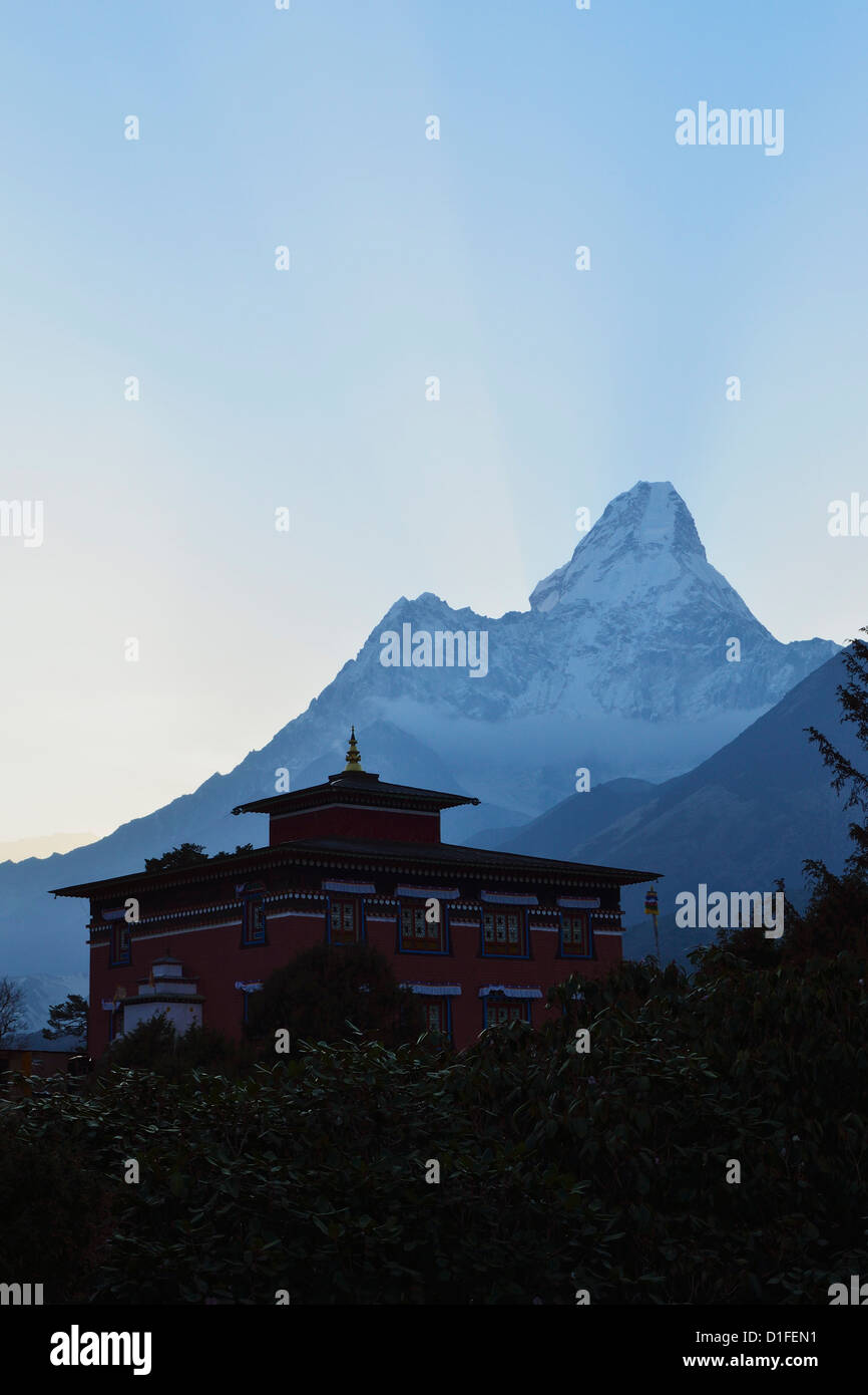 Dingboche Monastero e Ama Dablam, Parco Nazionale di Sagarmatha, Sagarmatha, Regione Orientale (Purwanchal), Nepal Foto Stock