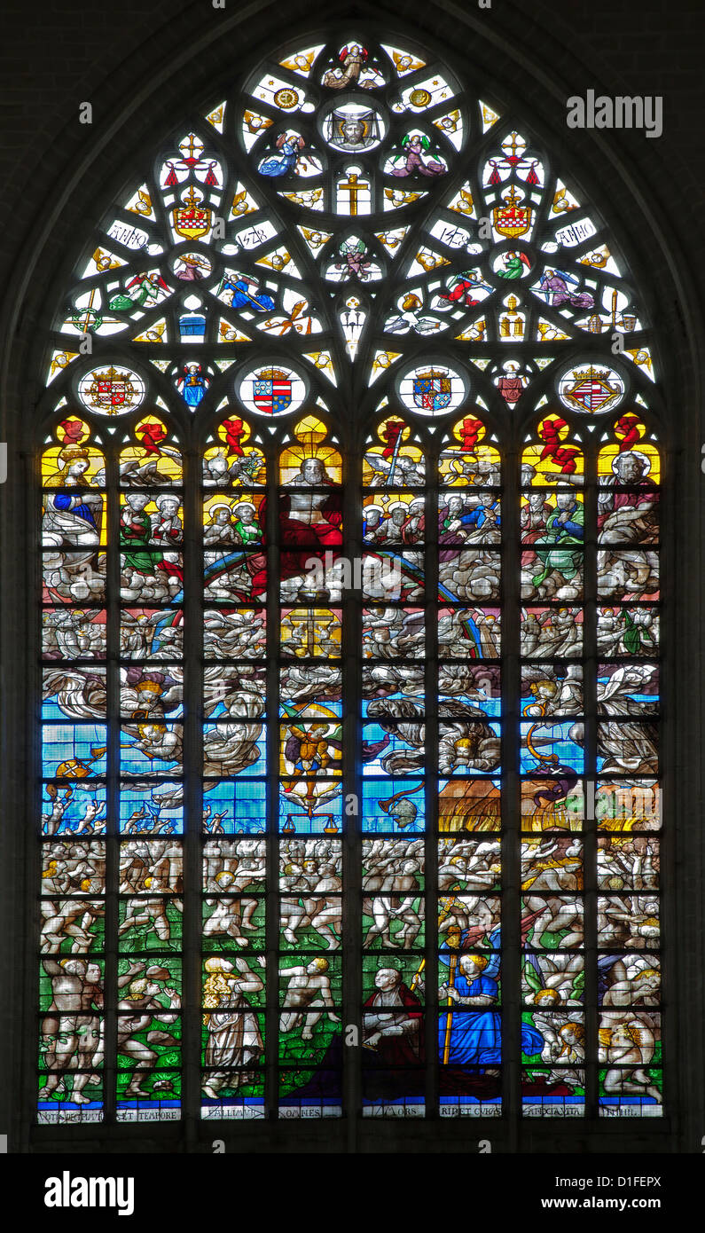 Bruxelles - 22 giugno: ultimo giudizio (1528). Vetro di finestra nella cattedrale di San Michele Foto Stock