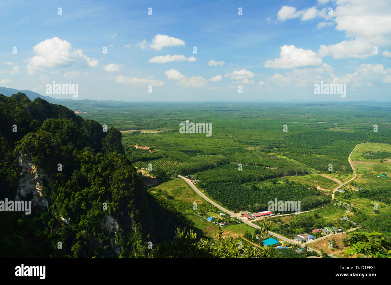 Vista dalla parte superiore della grotta di Tiger (tempio Wat Tham Suea), Provincia di Krabi, Thailandia, Sud-est asiatico, in Asia Foto Stock