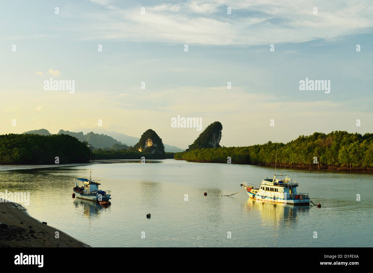 Krabi River e Kanab Nam Twin Peaks in distanza, Krabi town, Provincia di Krabi, Thailandia, Sud-est asiatico, in Asia Foto Stock