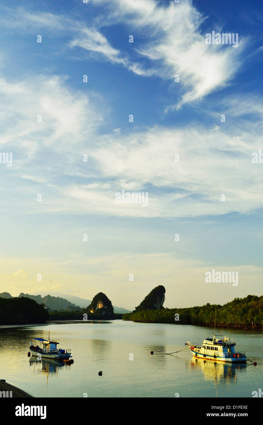 Krabi River e Kanab Nam Twin Peaks in distanza, Krabi town, Provincia di Krabi, Thailandia, Sud-est asiatico, in Asia Foto Stock