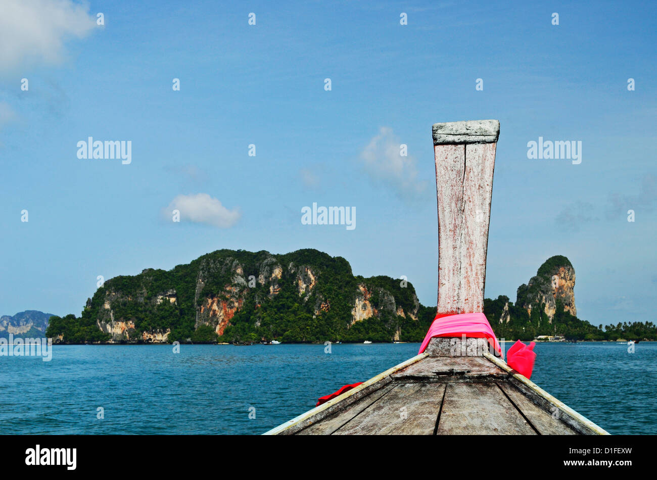 Vista di Rai Leh (Railay) da longtail boat, costa delle Andamane, Provincia di Krabi, Thailandia, Sud-est asiatico, in Asia Foto Stock