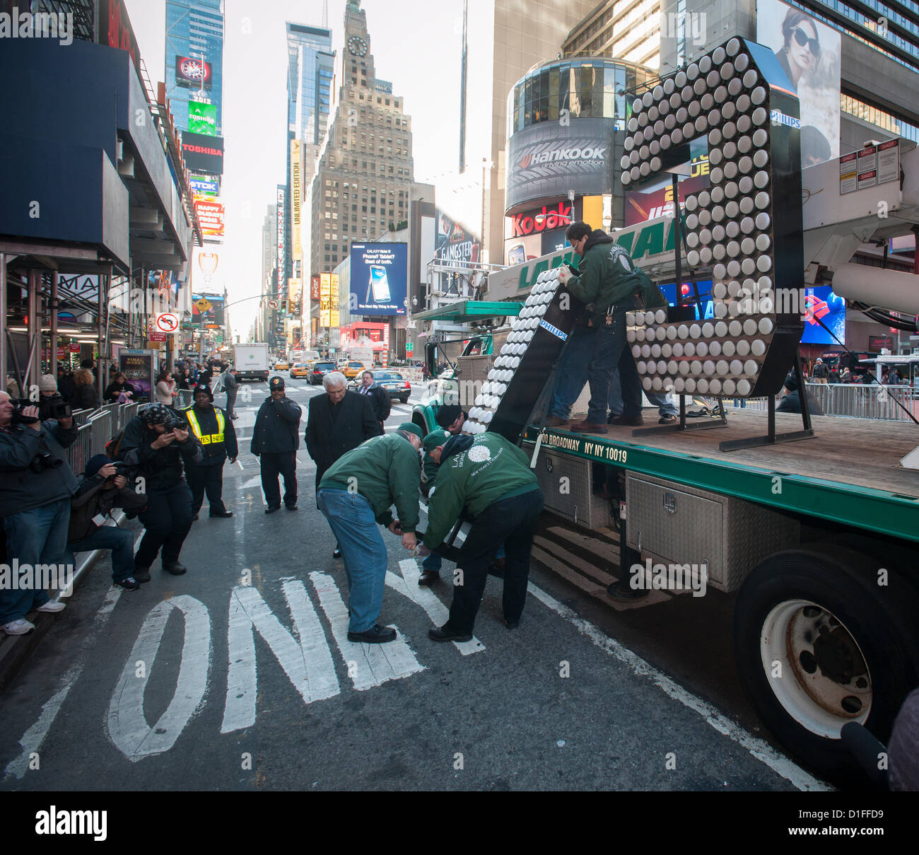 Due sette piedi di altezza cifre '1' e '3' arrivano al Times Square Museo e Centro Visitatori in Times Square a New York il Mercoledì, 19 dicembre 2012. Il fortunato '13' sarà parte del display LED sulla cima di una Times Square che si illumina fino alla mezzanotte del 1 gennaio la compitazione dei '2013'. I numeri da utilizzare a risparmio energetico lampadine a LED che durerà un anno intero senza mai dover essere modificato. (© Richard B. Levine) Foto Stock