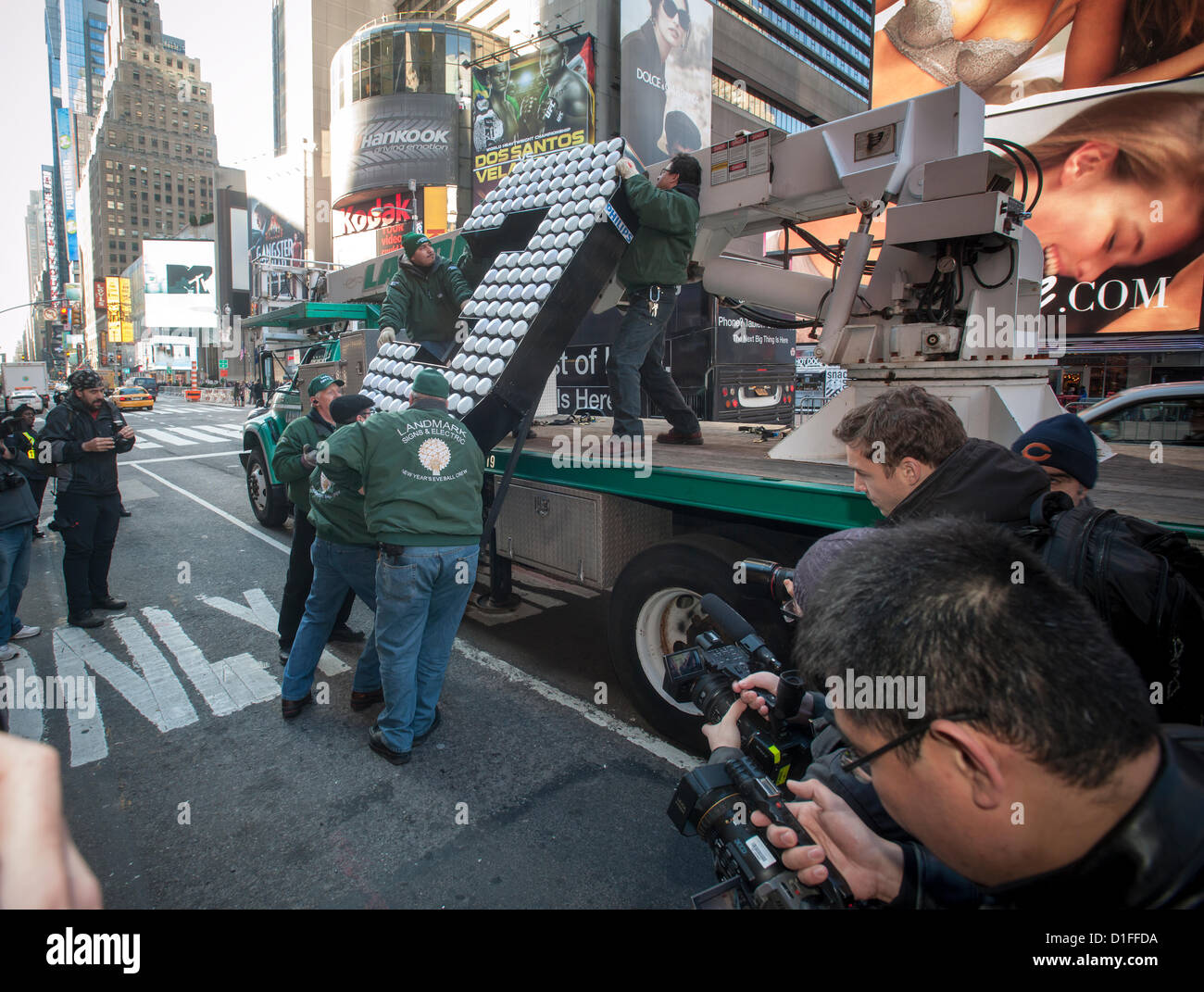 Due sette piedi di altezza cifre '1' e '3' arrivano al Times Square Museo e Centro Visitatori in Times Square a New York il Mercoledì, 19 dicembre 2012. Il fortunato '13' sarà parte del display LED sulla cima di una Times Square che si illumina fino alla mezzanotte del 1 gennaio la compitazione dei '2013'. I numeri da utilizzare a risparmio energetico lampadine a LED che durerà un anno intero senza mai dover essere modificato. (© Richard B. Levine) Foto Stock
