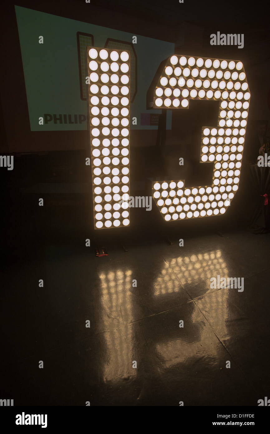 Due sette piedi di altezza cifre '1' e '3' arrivano al Times Square Museo e Centro Visitatori in Times Square a New York il Mercoledì, 19 dicembre 2012. Il fortunato '13' sarà parte del display LED sulla cima di una Times Square che si illumina fino alla mezzanotte del 1 gennaio la compitazione dei '2013'. I numeri da utilizzare a risparmio energetico lampadine a LED che durerà un anno intero senza mai dover essere modificato. (© Richard B. Levine) Foto Stock