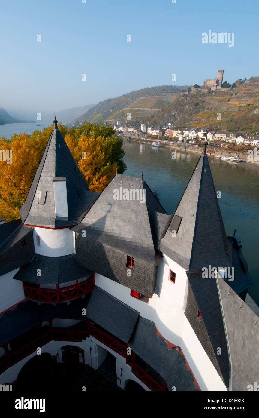 Vista della Valle del Reno in autunno dall'interno del medievale castello di pedaggio di Pfalzgrafenstein, Kaub, Germania Foto Stock