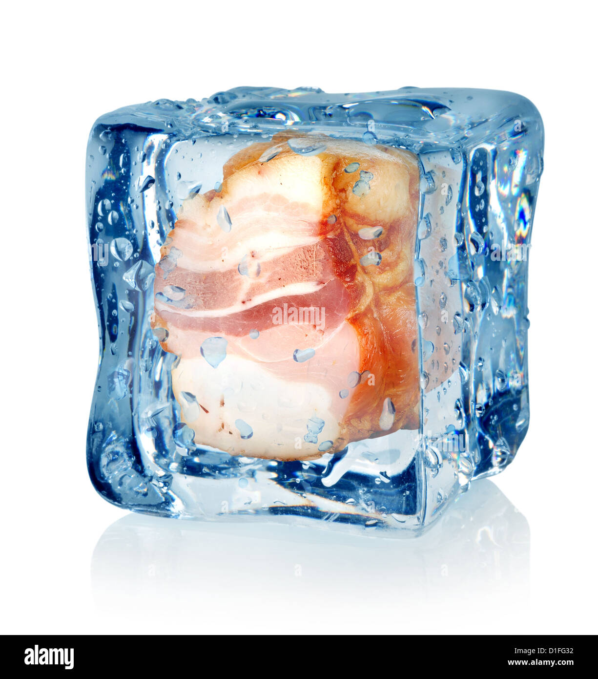 Il cubo di ghiaccio e grasso di bacon isolato su uno sfondo bianco Foto Stock